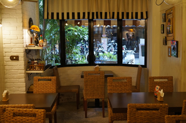 義派輕鬆：(胖樺食記)台北東區高CP值下午茶「義派輕鬆」。爆漿熔岩巧克力蛋糕加上香草冰淇淋無敵組合。