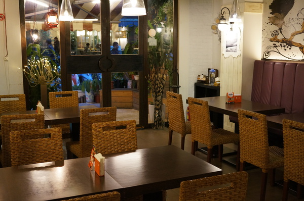 義派輕鬆：(胖樺食記)台北東區高CP值下午茶「義派輕鬆」。爆漿熔岩巧克力蛋糕加上香草冰淇淋無敵組合。