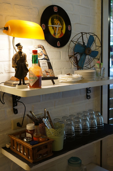 義派輕鬆：(胖樺食記)台北東區高CP值下午茶「義派輕鬆」。爆漿熔岩巧克力蛋糕加上香草冰淇淋無敵組合。