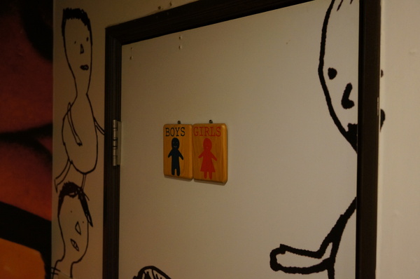 義派輕鬆：(胖樺食記)台北東區高CP值下午茶「義派輕鬆」。爆漿熔岩巧克力蛋糕加上香草冰淇淋無敵組合。