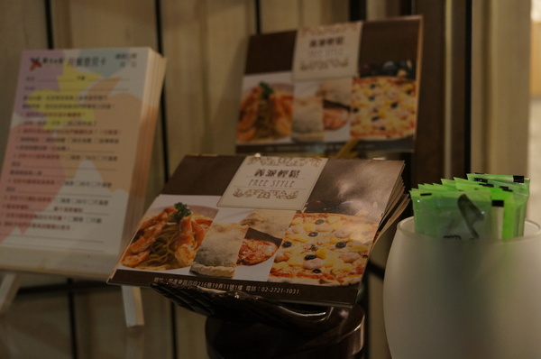 義派輕鬆：(胖樺食記)台北東區高CP值下午茶「義派輕鬆」。爆漿熔岩巧克力蛋糕加上香草冰淇淋無敵組合。