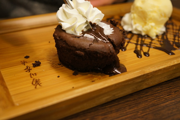 義派輕鬆：(胖樺食記)台北東區高CP值下午茶「義派輕鬆」。爆漿熔岩巧克力蛋糕加上香草冰淇淋無敵組合。