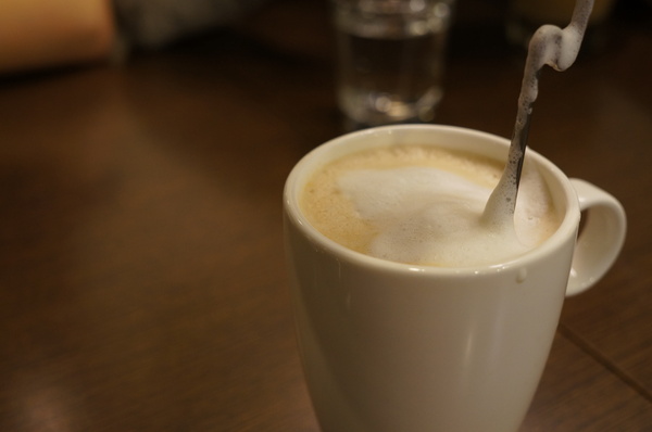 義派輕鬆：(胖樺食記)台北東區高CP值下午茶「義派輕鬆」。爆漿熔岩巧克力蛋糕加上香草冰淇淋無敵組合。