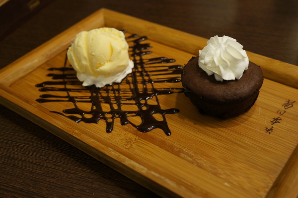 義派輕鬆：(胖樺食記)台北東區高CP值下午茶「義派輕鬆」。爆漿熔岩巧克力蛋糕加上香草冰淇淋無敵組合。