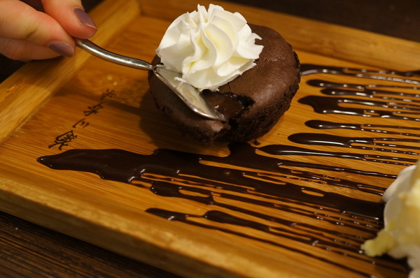 義派輕鬆：(胖樺食記)台北東區高CP值下午茶「義派輕鬆」。爆漿熔岩巧克力蛋糕加上香草冰淇淋無敵組合。