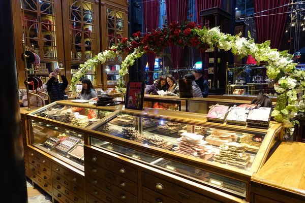 宮原眼科：(胖樺食記)台中必訪好吃冰淇淋「宮原眼科」。各種道地伴手禮復古道地名不虛傳