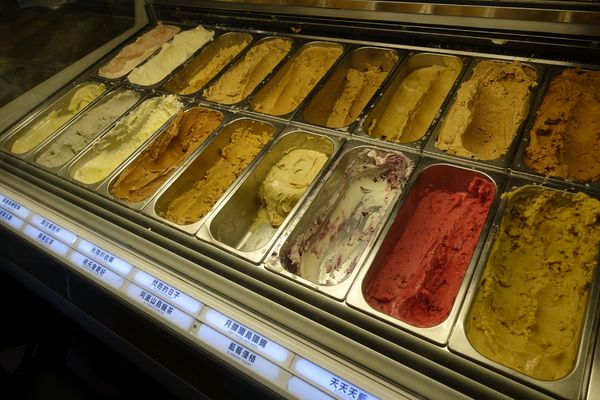 宮原眼科：(胖樺食記)台中必訪好吃冰淇淋「宮原眼科」。各種道地伴手禮復古道地名不虛傳