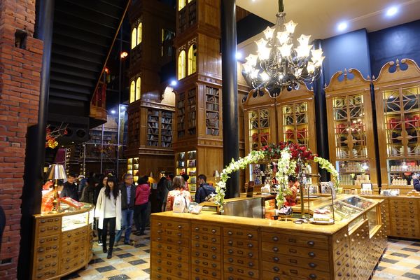 宮原眼科：(胖樺食記)台中必訪好吃冰淇淋「宮原眼科」。各種道地伴手禮復古道地名不虛傳