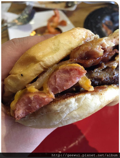 Pash Burger 傻子漢堡:台中林森路美食 Pash Burger 傻子漢堡~來吃巧、有實驗精神、漢堡、義大利麵、套餐飲料無限暢飲!