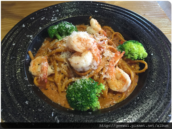 Pash Burger 傻子漢堡:台中林森路美食 Pash Burger 傻子漢堡~來吃巧、有實驗精神、漢堡、義大利麵、套餐飲料無限暢飲!