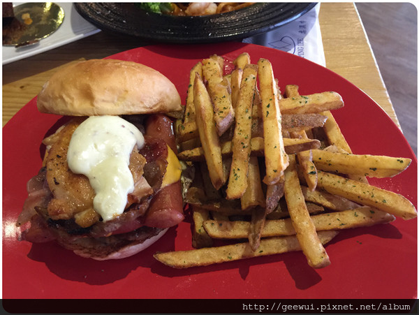 Pash Burger 傻子漢堡:台中林森路美食 Pash Burger 傻子漢堡~來吃巧、有實驗精神、漢堡、義大利麵、套餐飲料無限暢飲!