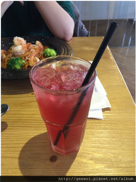 Pash Burger 傻子漢堡:台中林森路美食 Pash Burger 傻子漢堡~來吃巧、有實驗精神、漢堡、義大利麵、套餐飲料無限暢飲!