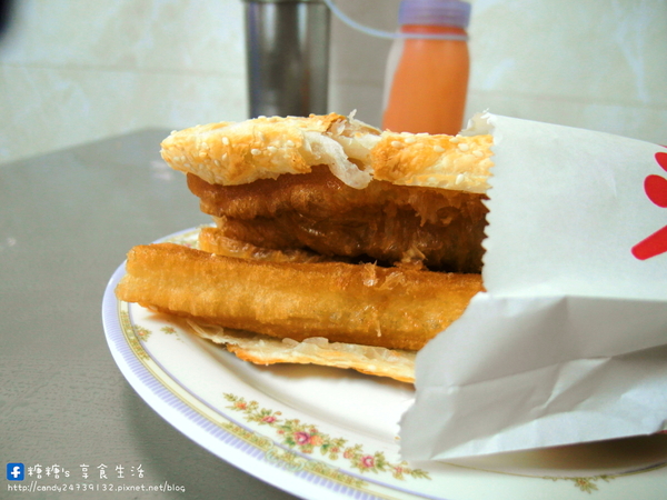 三佳早餐(民權店):〖台中│美食〗三佳早點(民權店) ❤ 火車站附近超人氣排隊早餐!!推薦他們家的燒餅油條,口感香脆不油膩,讓糖糖吃完又想再來一個!!