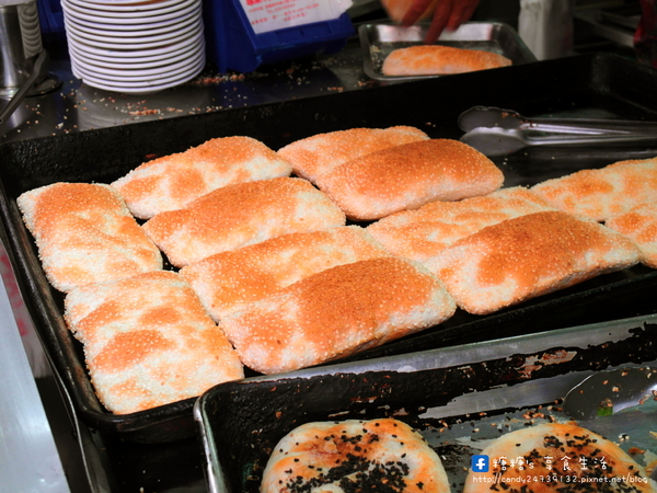 三佳早餐(民權店):〖台中│美食〗三佳早點(民權店) ❤ 火車站附近超人氣排隊早餐!!推薦他們家的燒餅油條,口感香脆不油膩,讓糖糖吃完又想再來一個!!