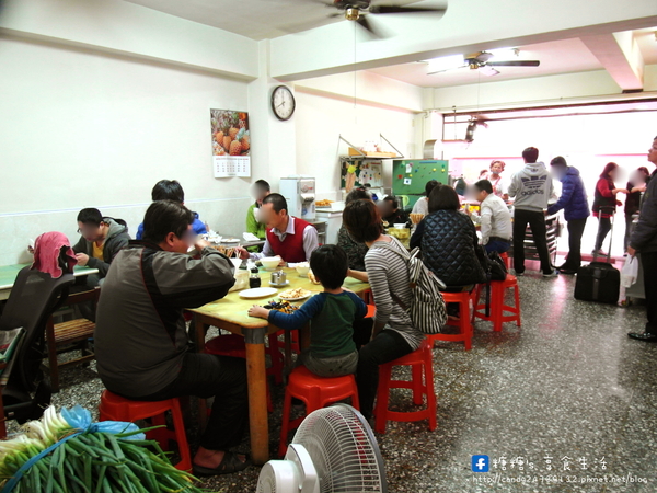 三佳早餐(民權店):〖台中│美食〗三佳早點(民權店) ❤ 火車站附近超人氣排隊早餐!!推薦他們家的燒餅油條,口感香脆不油膩,讓糖糖吃完又想再來一個!!