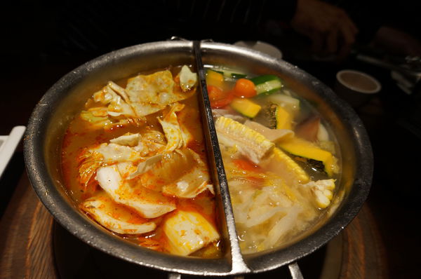 鼎王麻辣鍋(光復店):鼎王麻辣鍋-光復店 ♥ 鴛鴦鍋 ♥ 帝王蟹海鮮拼盤好彭派 ♥松山美食