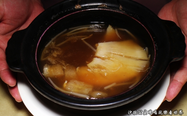 鼎極魚翅:台北魚翅餐廳 『鼎極魚翅』高貴不貴現在加碼買一再送一"捷運雙連站"