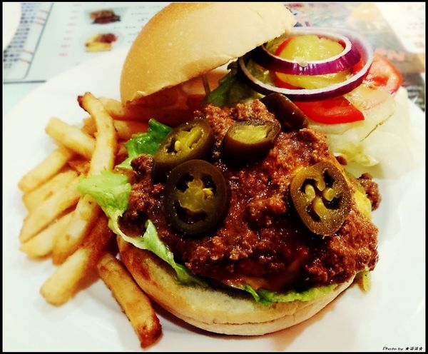 3mins美式餐廳(精城旗艦店)：【台中．美食】３ＭＩＮＳ美式餐廳～服務態度極佳餐點也不賴♥