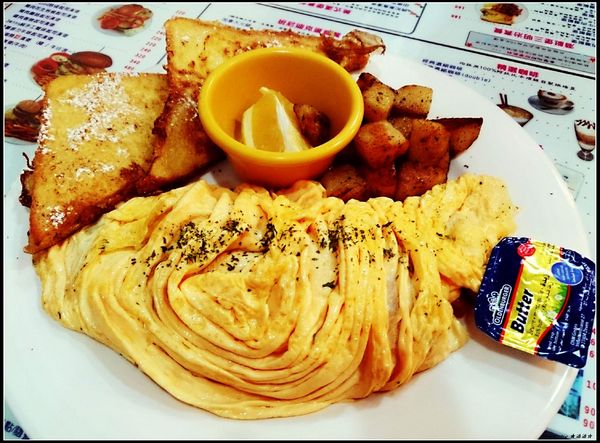 3mins美式餐廳(精城旗艦店)：【台中．美食】３ＭＩＮＳ美式餐廳～服務態度極佳餐點也不賴♥