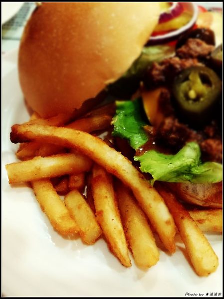 3mins美式餐廳(精城旗艦店)：【台中．美食】３ＭＩＮＳ美式餐廳～服務態度極佳餐點也不賴♥