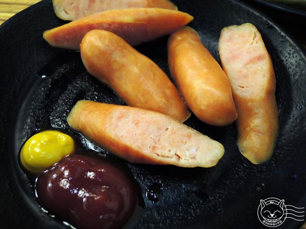 大海拉麵:【星羽愛美食-台中】小排隊博多口味拉麵,肉嫩湯濃麵好吃,起司拉麵濃郁大獲好評~大海豚骨拉麵。