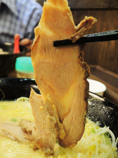 大海拉麵:【星羽愛美食-台中】小排隊博多口味拉麵,肉嫩湯濃麵好吃,起司拉麵濃郁大獲好評~大海豚骨拉麵。