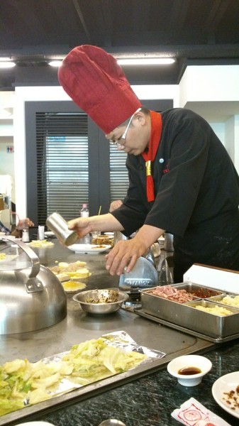 高林鐵板燒:高林鐵板燒…酥香的蒜片、香辣魚醬…好吃