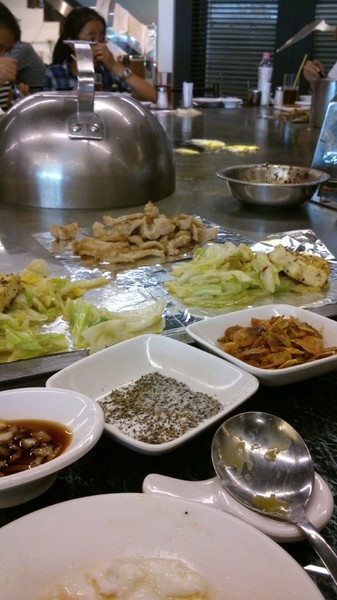 高林鐵板燒:高林鐵板燒…酥香的蒜片、香辣魚醬…好吃