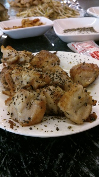 高林鐵板燒:高林鐵板燒…酥香的蒜片、香辣魚醬…好吃