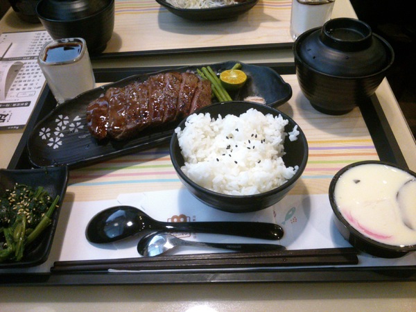 定食8(彰化店)：定食8  讓人失落的一餐