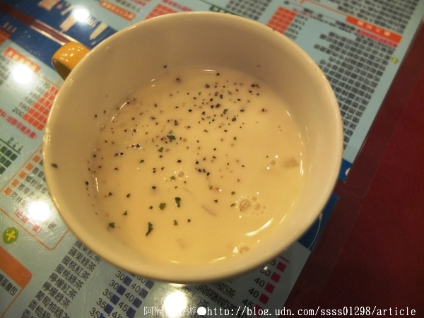 亞蒂米德式廚房：【美食特搜。屏東市】亞蒂米德式廚房(屏東店)。浪漫平價的一餐 歐式貴氣的幸福國度