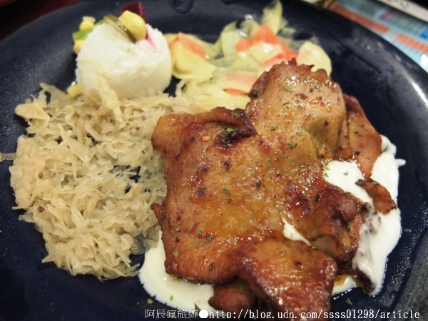 亞蒂米德式廚房：【美食特搜。屏東市】亞蒂米德式廚房(屏東店)。浪漫平價的一餐 歐式貴氣的幸福國度