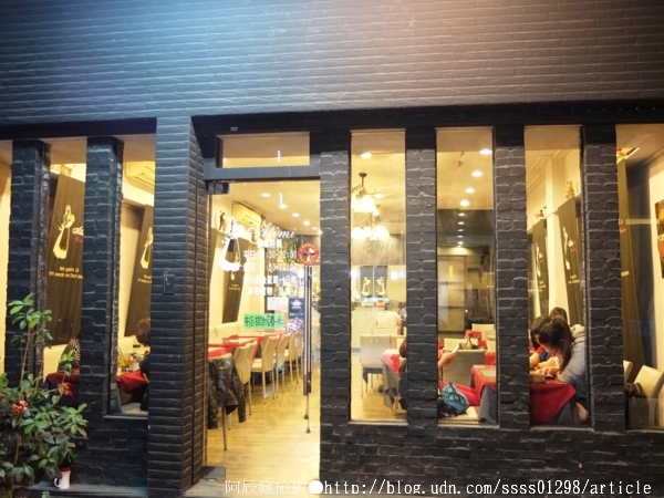 亞蒂米德式廚房：【美食特搜。屏東市】亞蒂米德式廚房(屏東店)。浪漫平價的一餐 歐式貴氣的幸福國度