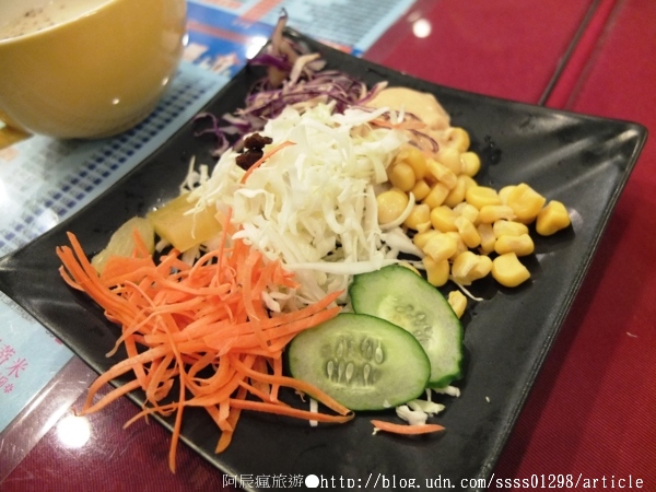 亞蒂米德式廚房：【美食特搜。屏東市】亞蒂米德式廚房(屏東店)。浪漫平價的一餐 歐式貴氣的幸福國度