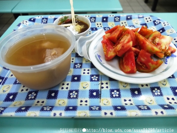 屏東進來涼冰果室：【美食特搜。屏東市】進來涼冰果室。飯後水果大推番茄切盤，特殊佐料回味無窮