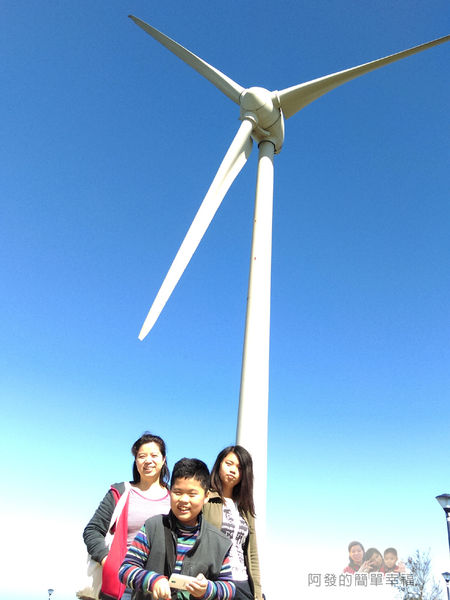 苗栗縣後龍-好望角11-好望角廣場中的大風車前留影