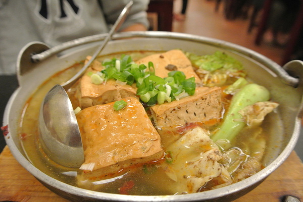 梁婆婆臭豆腐：[小吃]台中♥從路邊攤到三家店面的超ㄅㄧㄤˋ臭豆腐♥梁婆婆臭豆腐(向上總店)