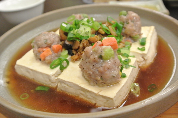 梁婆婆臭豆腐：[小吃]台中♥從路邊攤到三家店面的超ㄅㄧㄤˋ臭豆腐♥梁婆婆臭豆腐(向上總店)