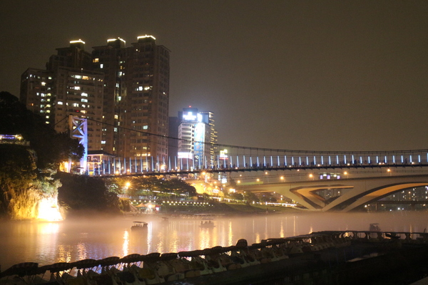 新北市碧潭風景區:與碧潭有約『銅響‧夏至』碧潭吊橋光雕秀