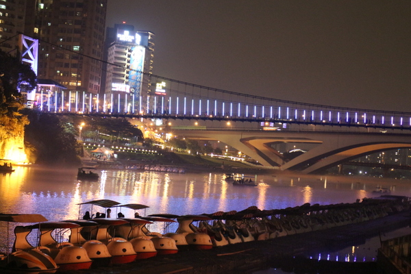 新北市碧潭風景區:與碧潭有約『銅響‧夏至』碧潭吊橋光雕秀