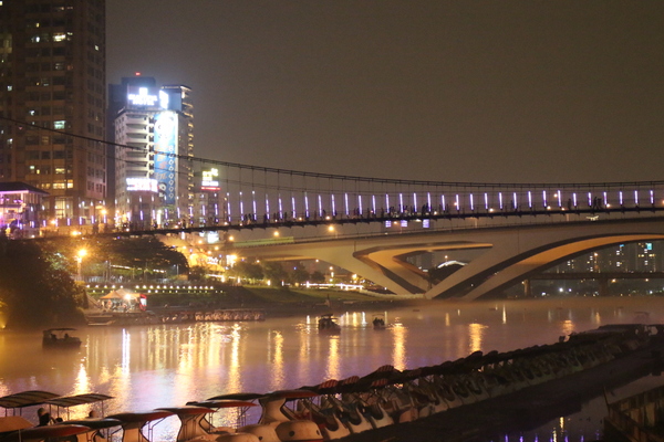 新北市碧潭風景區:與碧潭有約『銅響‧夏至』碧潭吊橋光雕秀