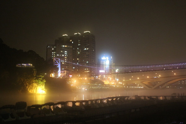新北市碧潭風景區:與碧潭有約『銅響‧夏至』碧潭吊橋光雕秀