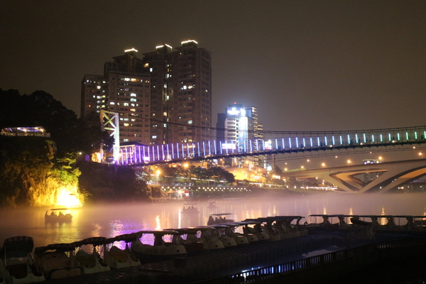 新北市碧潭風景區:與碧潭有約『銅響‧夏至』碧潭吊橋光雕秀