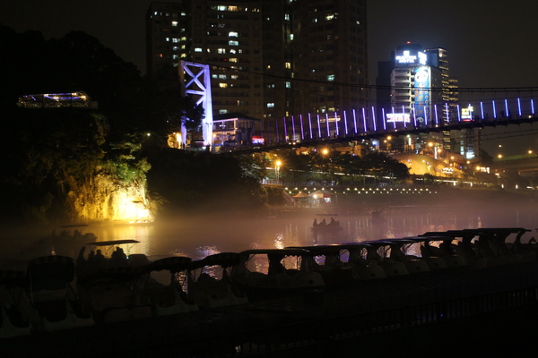 新北市碧潭風景區:與碧潭有約『銅響‧夏至』碧潭吊橋光雕秀