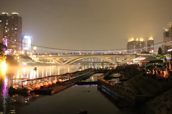 新北市碧潭風景區:與碧潭有約『銅響‧夏至』碧潭吊橋光雕秀