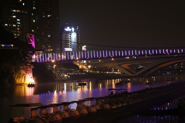 新北市碧潭風景區:與碧潭有約『銅響‧夏至』碧潭吊橋光雕秀