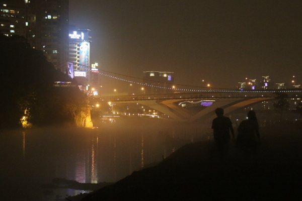 新北市碧潭風景區:與碧潭有約『銅響‧夏至』碧潭吊橋光雕秀