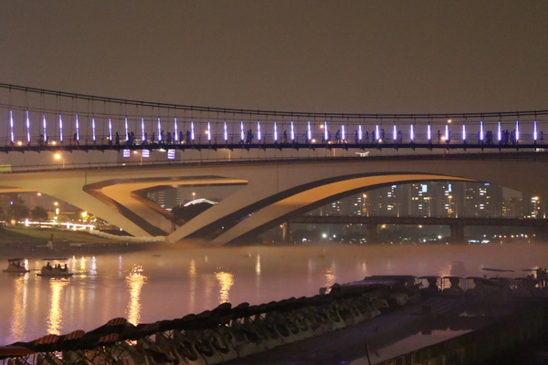 新北市碧潭風景區:與碧潭有約『銅響‧夏至』碧潭吊橋光雕秀