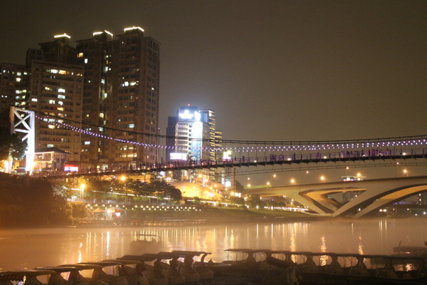 新北市碧潭風景區:與碧潭有約『銅響‧夏至』碧潭吊橋光雕秀