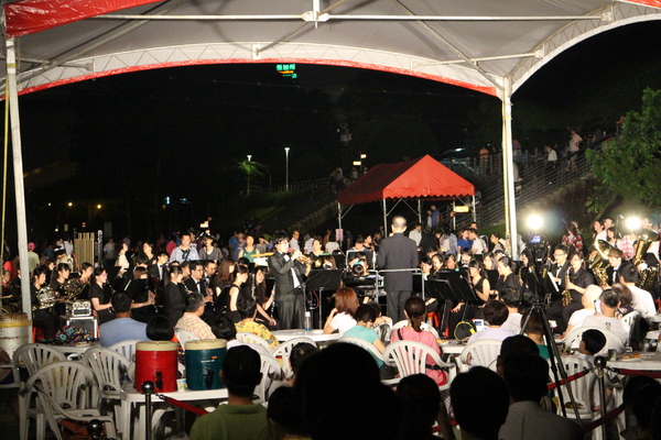 新北市碧潭風景區:與碧潭有約『銅響‧夏至』碧潭吊橋光雕秀